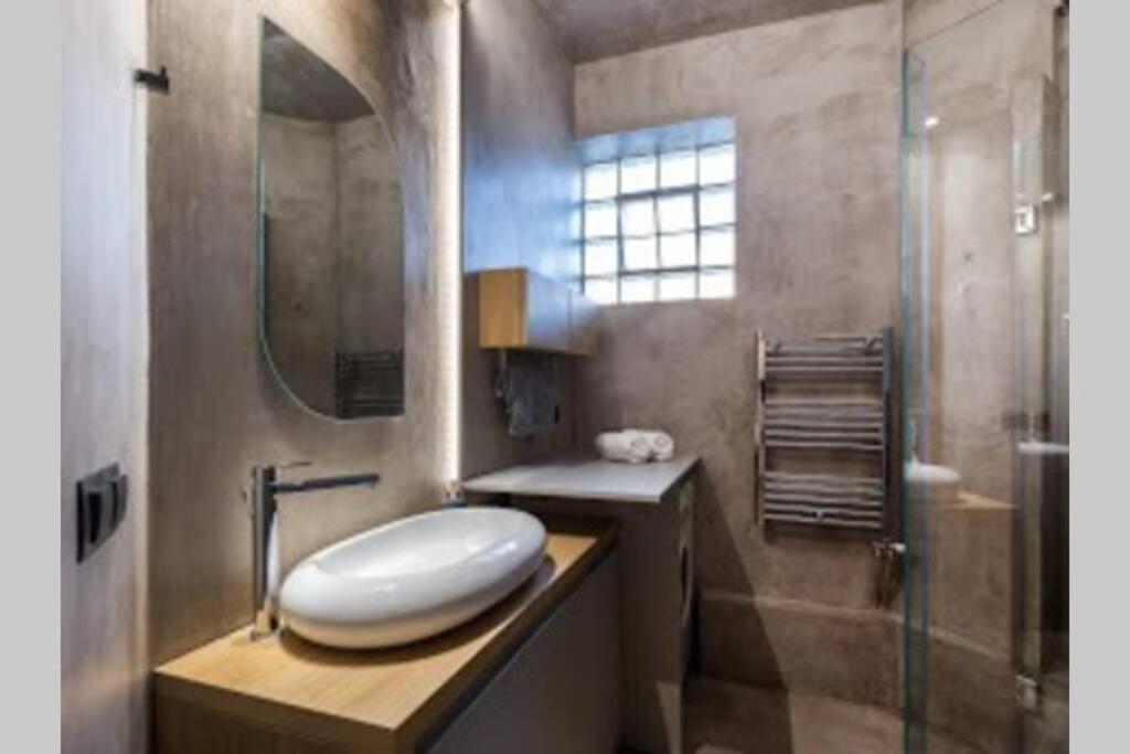 And Modern Flat By The River Daire